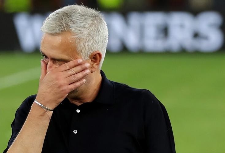 赛前为昔日助教默哀,穆里尼奥伤心落泪 赛前为昔日助教默哀,穆里尼奥伤心落泪